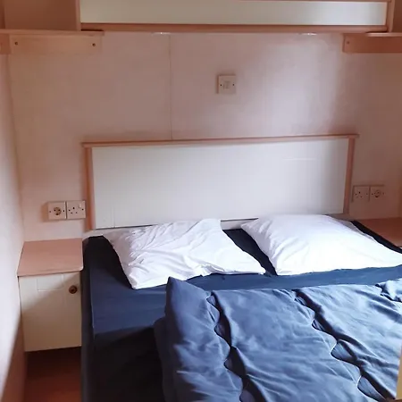 Kamp alanı Mobil-home Confort Dans 4 Etoiles *